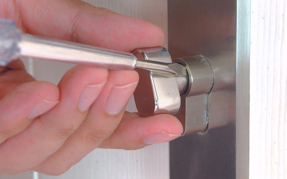 ouvrir une porte claquée Épône