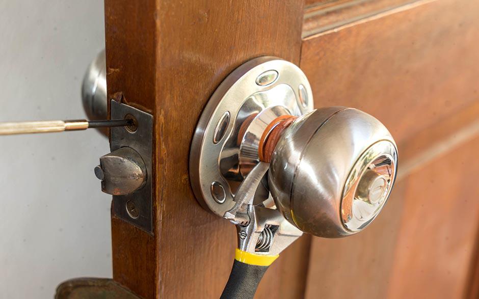 comment ouvrir une porte fermée à clé avec un trombone Compiègne